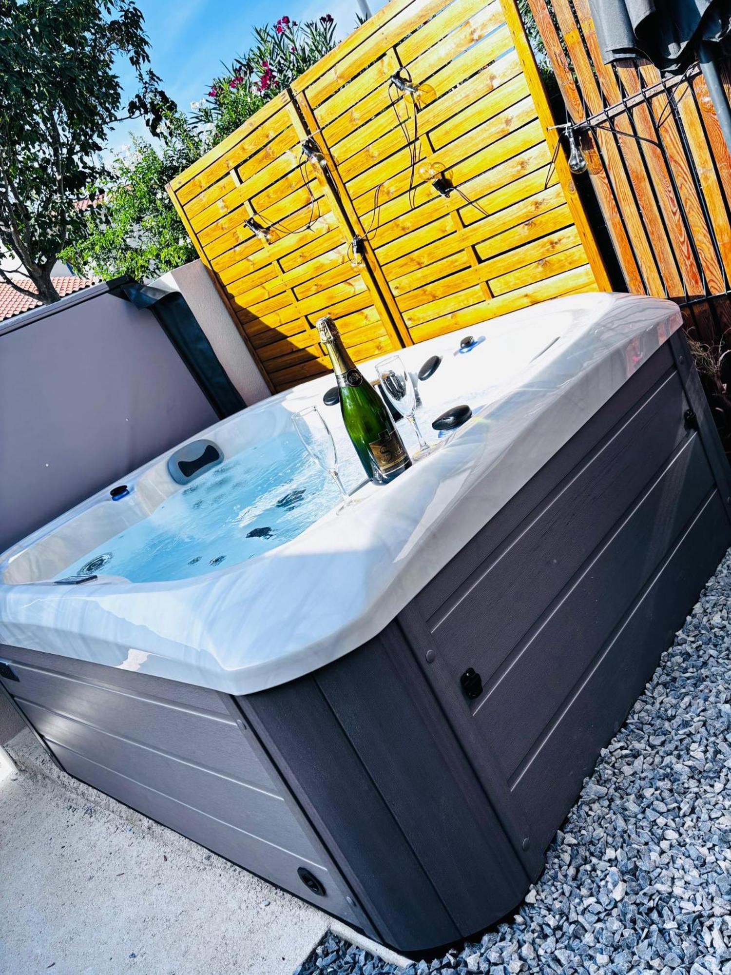 Sommières Logement Du Sud Avec Jacuzzi מראה חיצוני תמונה